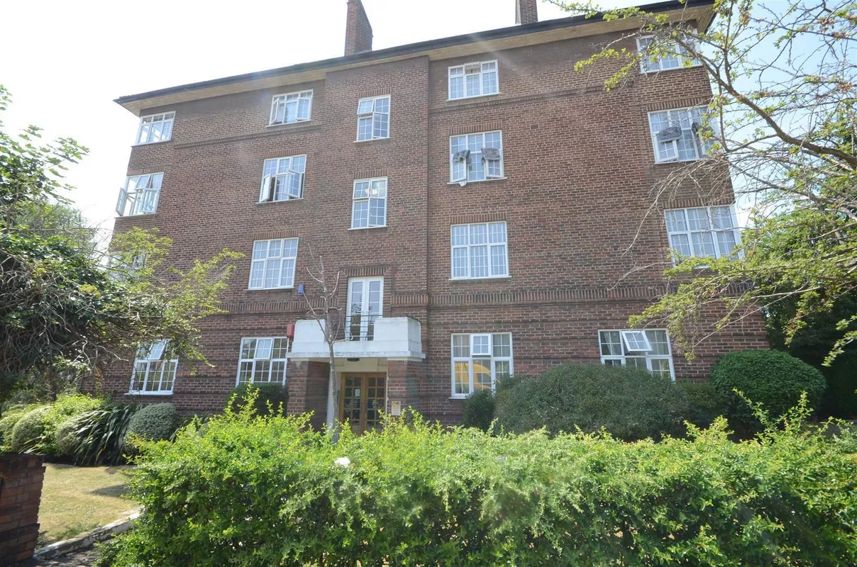 Flat Kings Drive in Greater London