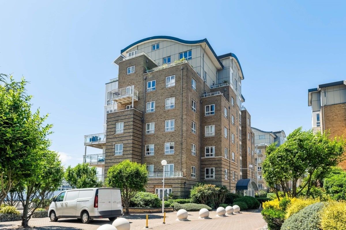 Flat St. Davids Square in Greater London