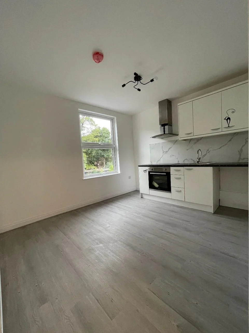 Flat Whitehall Road in Greater London