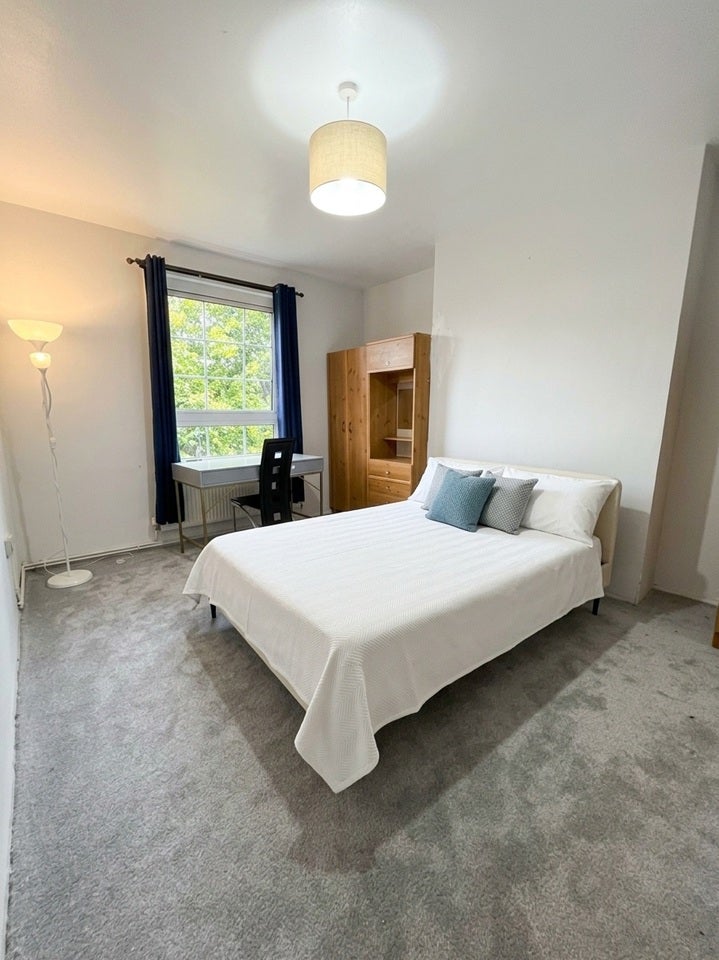 Room Saltwell Street in Greater London