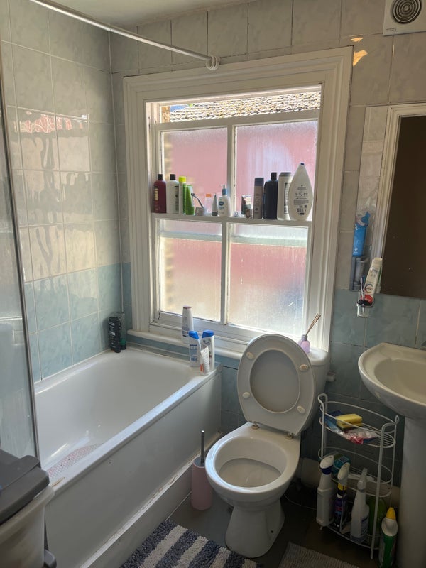 Room Earlsfield Road in Greater London
