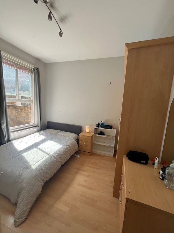 Room Earlsfield Road in Greater London
