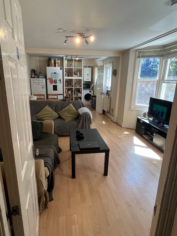 Room Earlsfield Road in Greater London