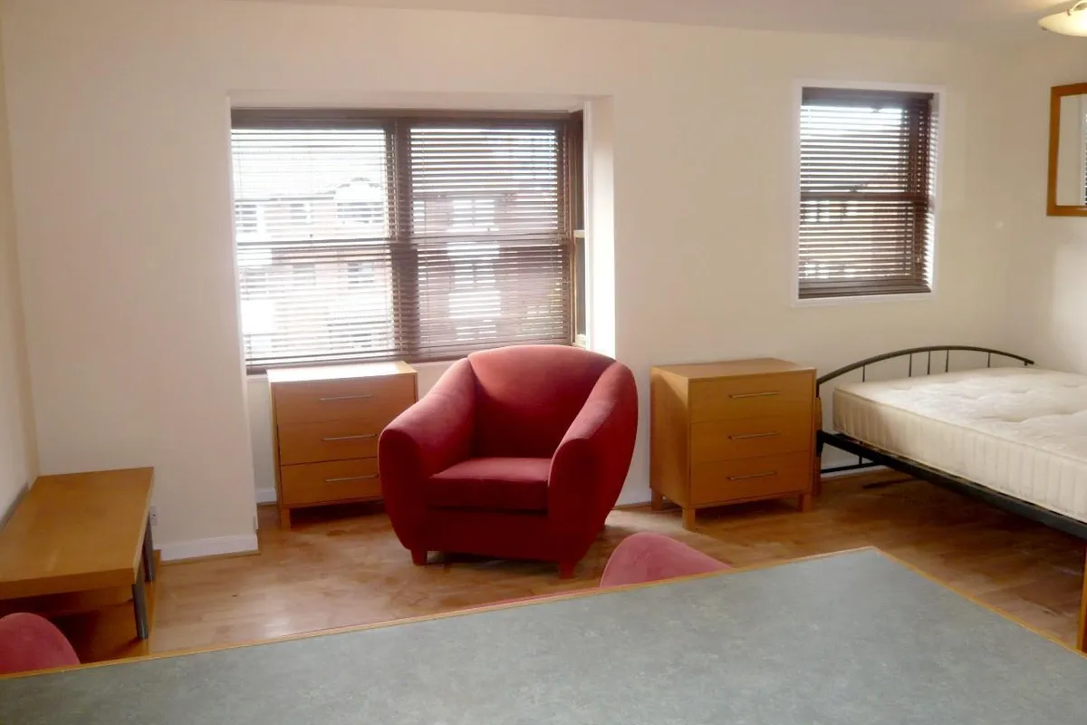 Flat Mayfield Road in Greater London