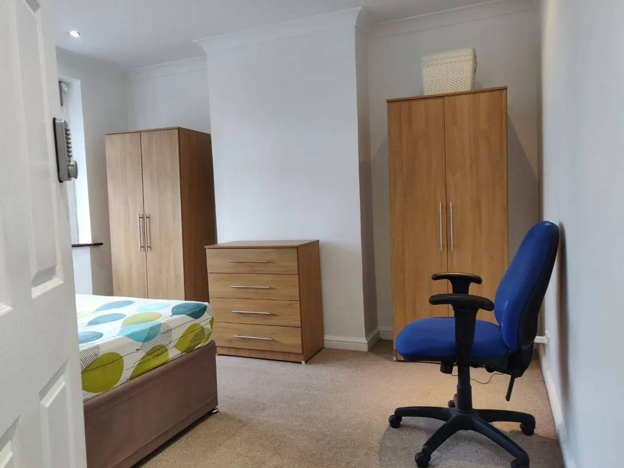 Room Eva Road in Greater London