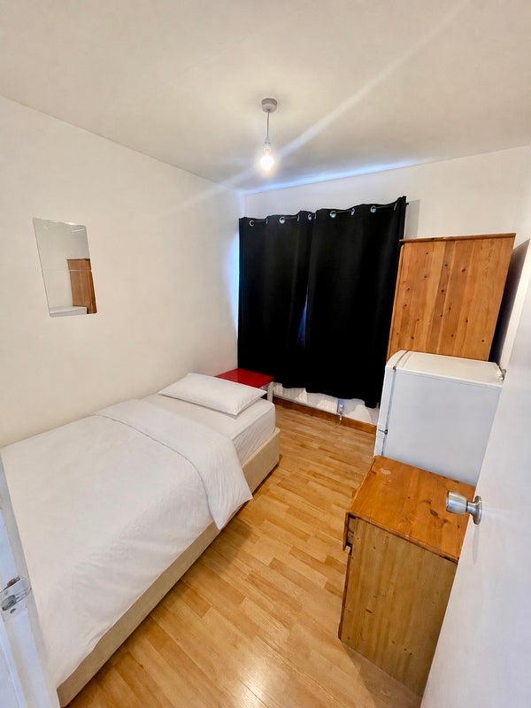 Room Clarence Crescent in Greater London