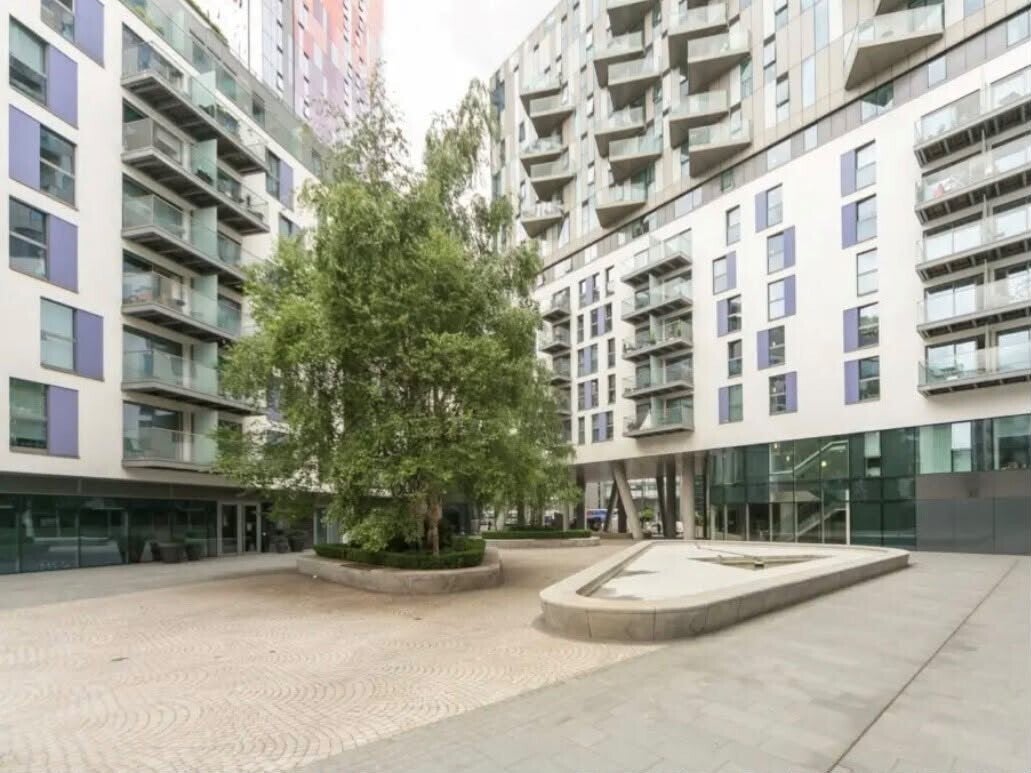 Flat Wellesley Road in Greater London