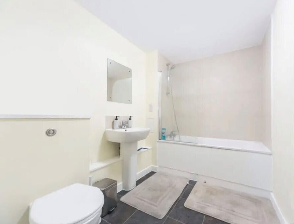 Flat Wellesley Road in Greater London