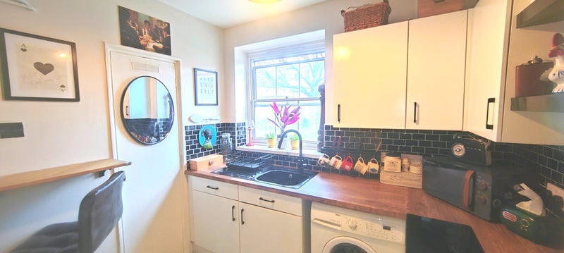 Room Clapham Crescent in Greater London