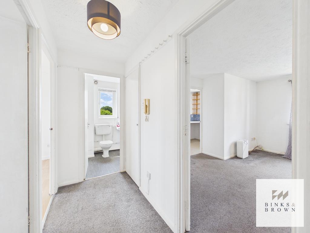 Flat Waterville Drive in Basildon