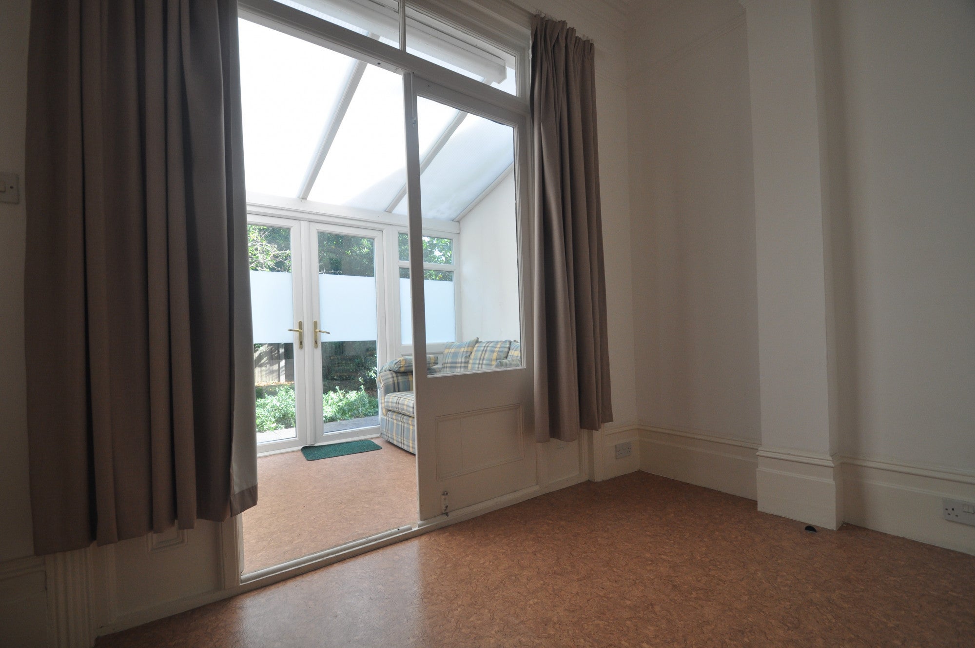 Room Fordhook Avenue in Greater London