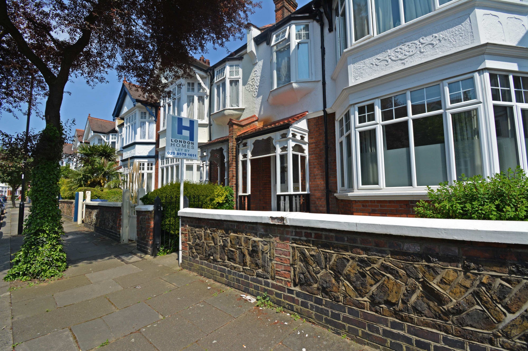 Room Fordhook Avenue in Greater London