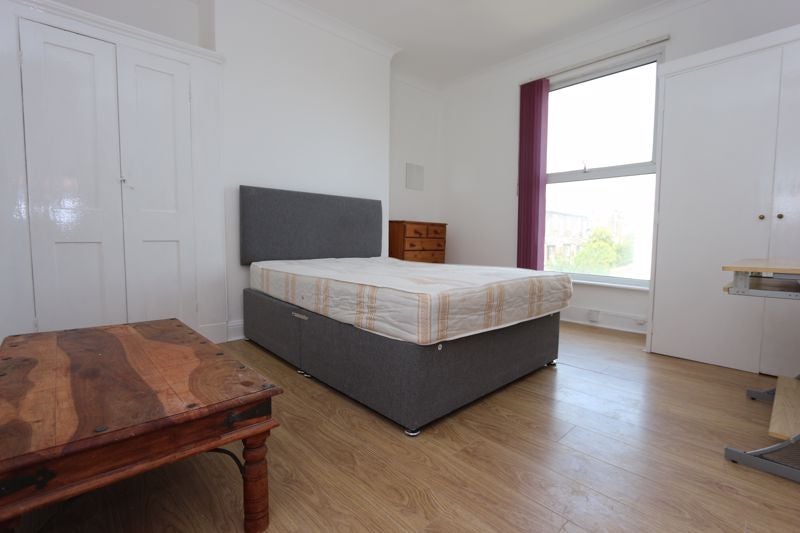 Room Hargrave Road in Greater London