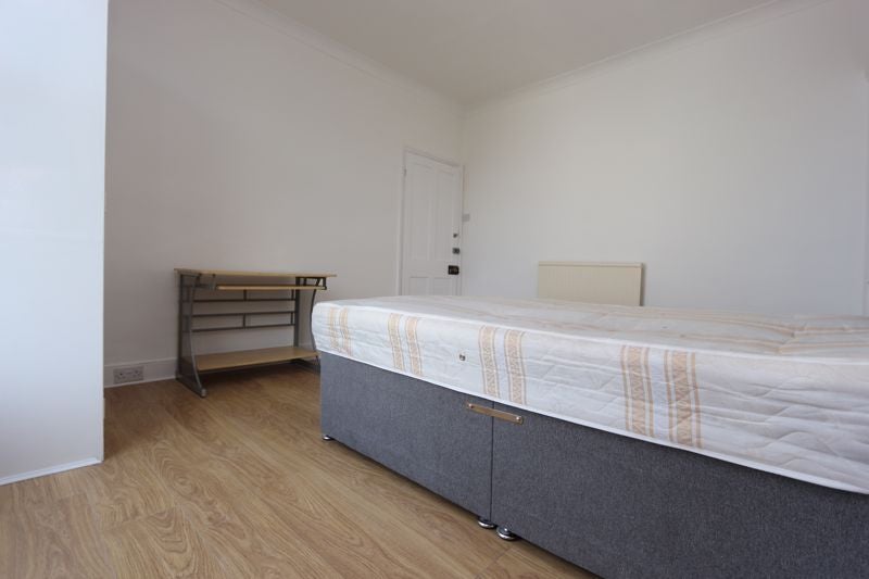 Room Hargrave Road in Greater London