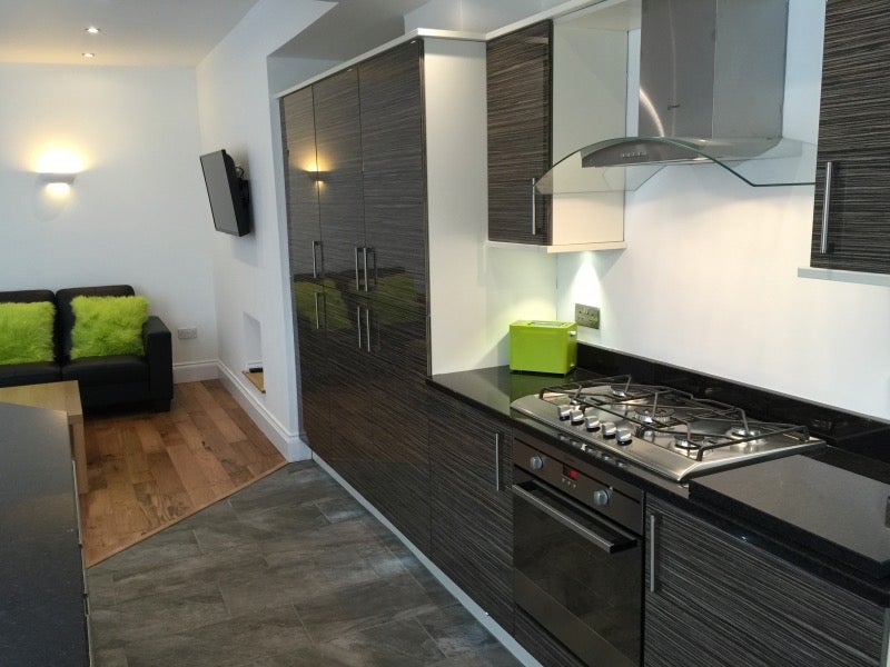 Flat Dinsdale Road in Newcastle upon Tyne