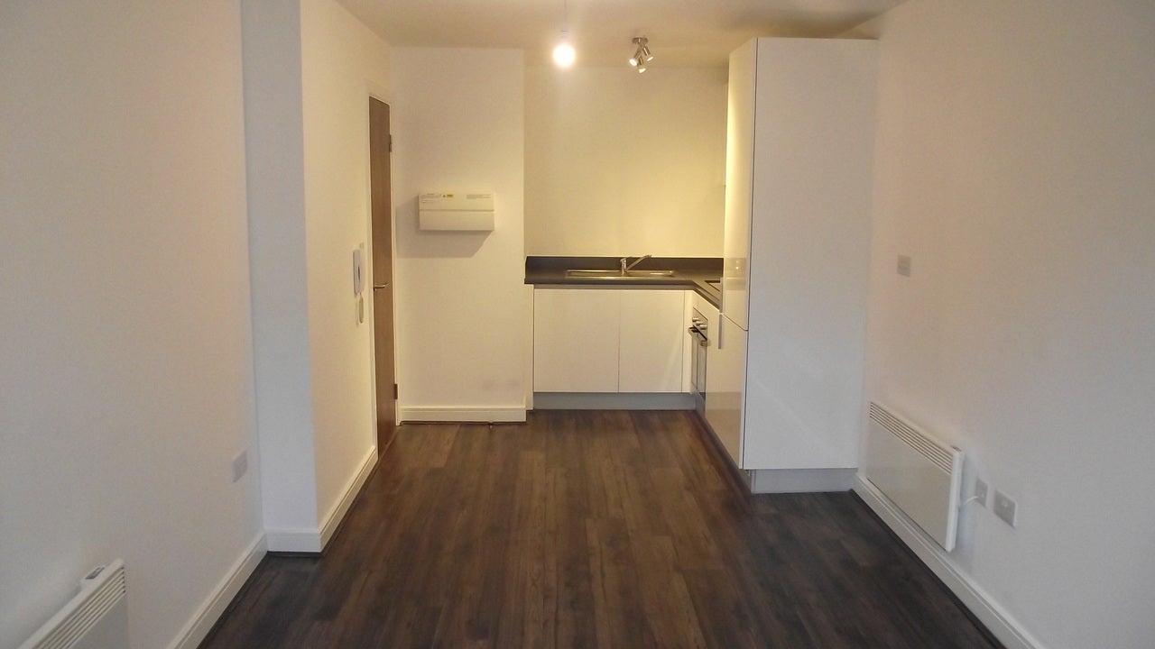 Flat Waterfront West in Brierley Hill