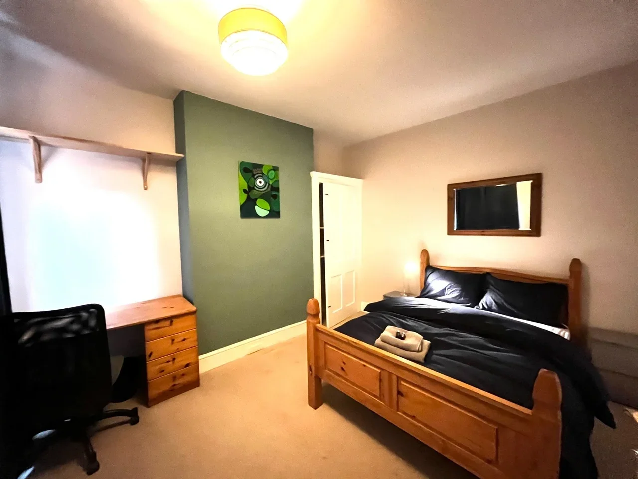 Room Queen Anne Street in Milton Keynes
