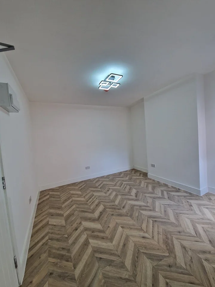 Flat Olive Road in Greater London