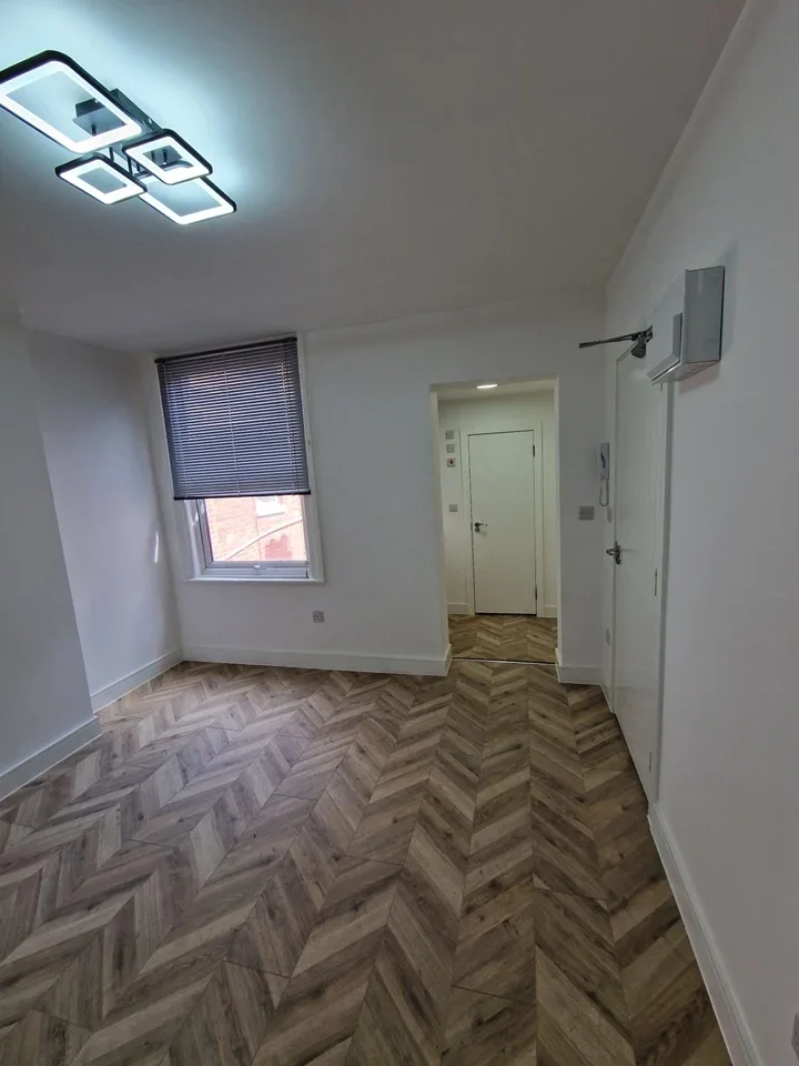 Flat Olive Road in Greater London
