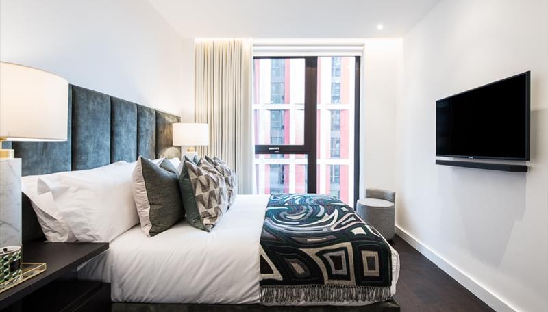 Flat Ponton Road in Greater London