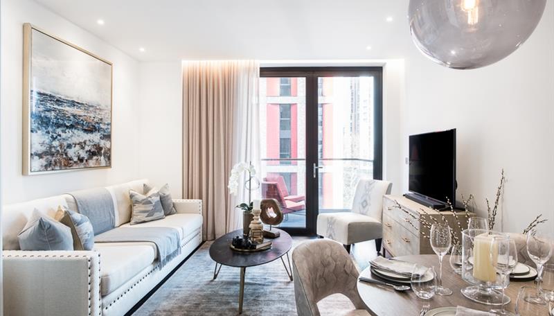 Flat Ponton Road in Greater London