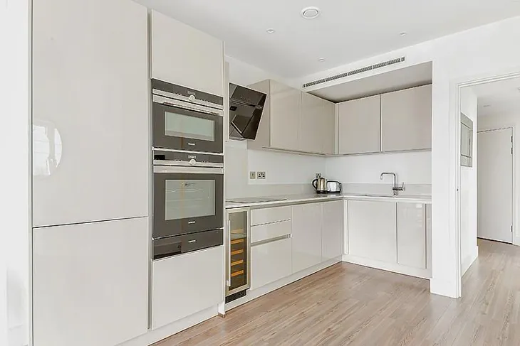 Flat New Drum Street in Greater London