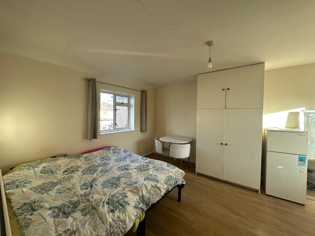 Room Brassie Avenue in Greater London