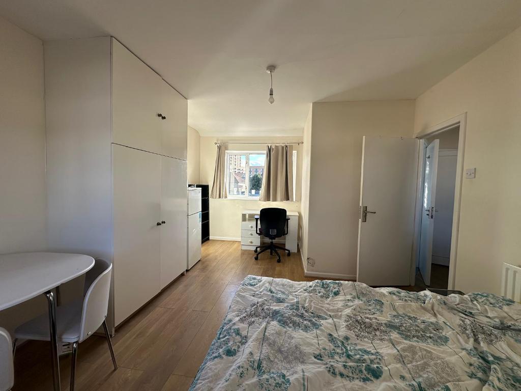 Room Brassie Avenue in Greater London