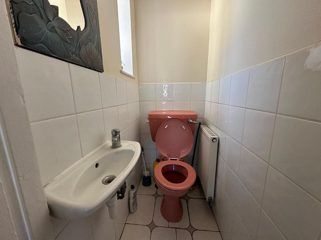 Room Brassie Avenue in Greater London