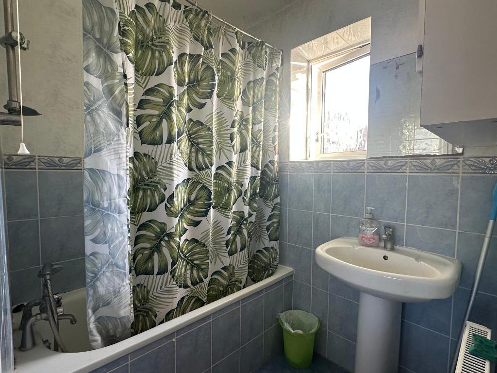 Room Brassie Avenue in Greater London