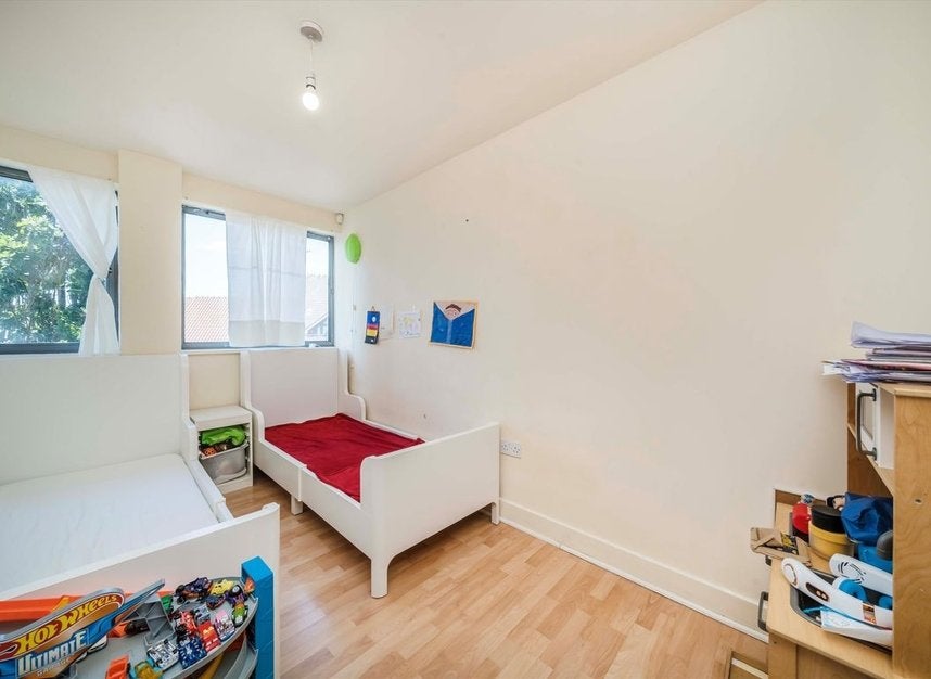 Flat Kent Road in Greater London