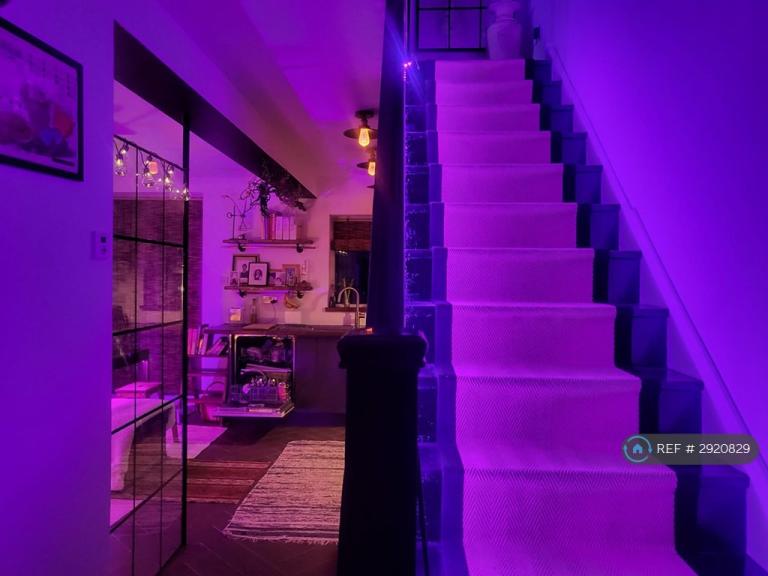 Room Hunters Hall Road in Greater London