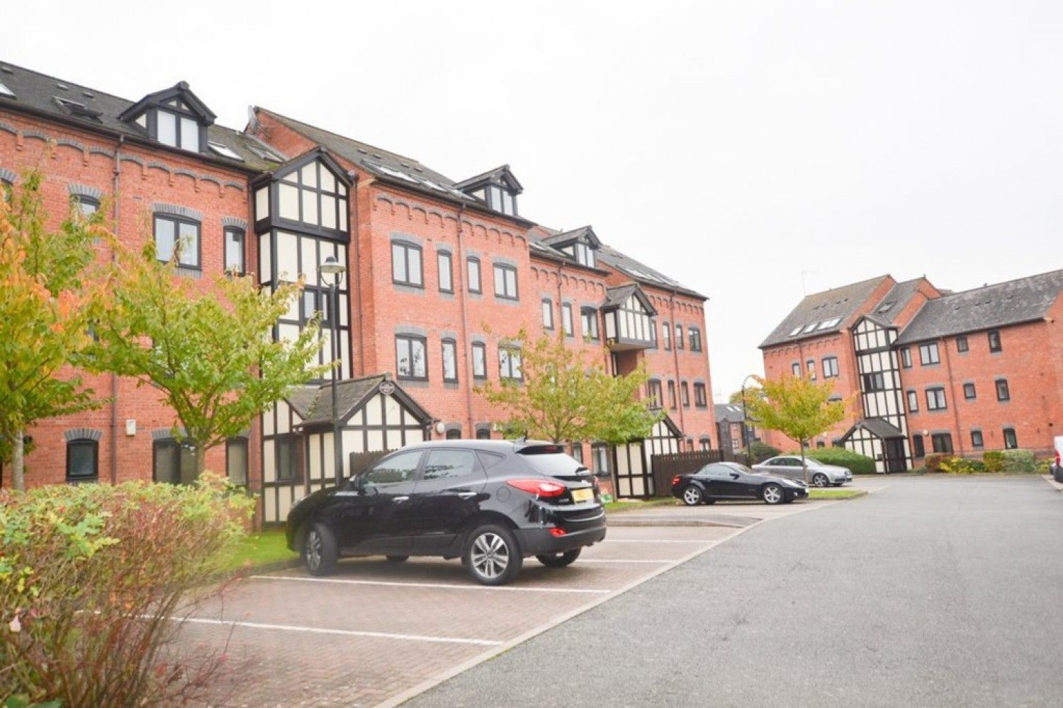 Flat Aragon Drive in Warwick