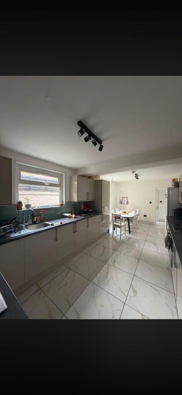 Room Hermitage Road in Greater London