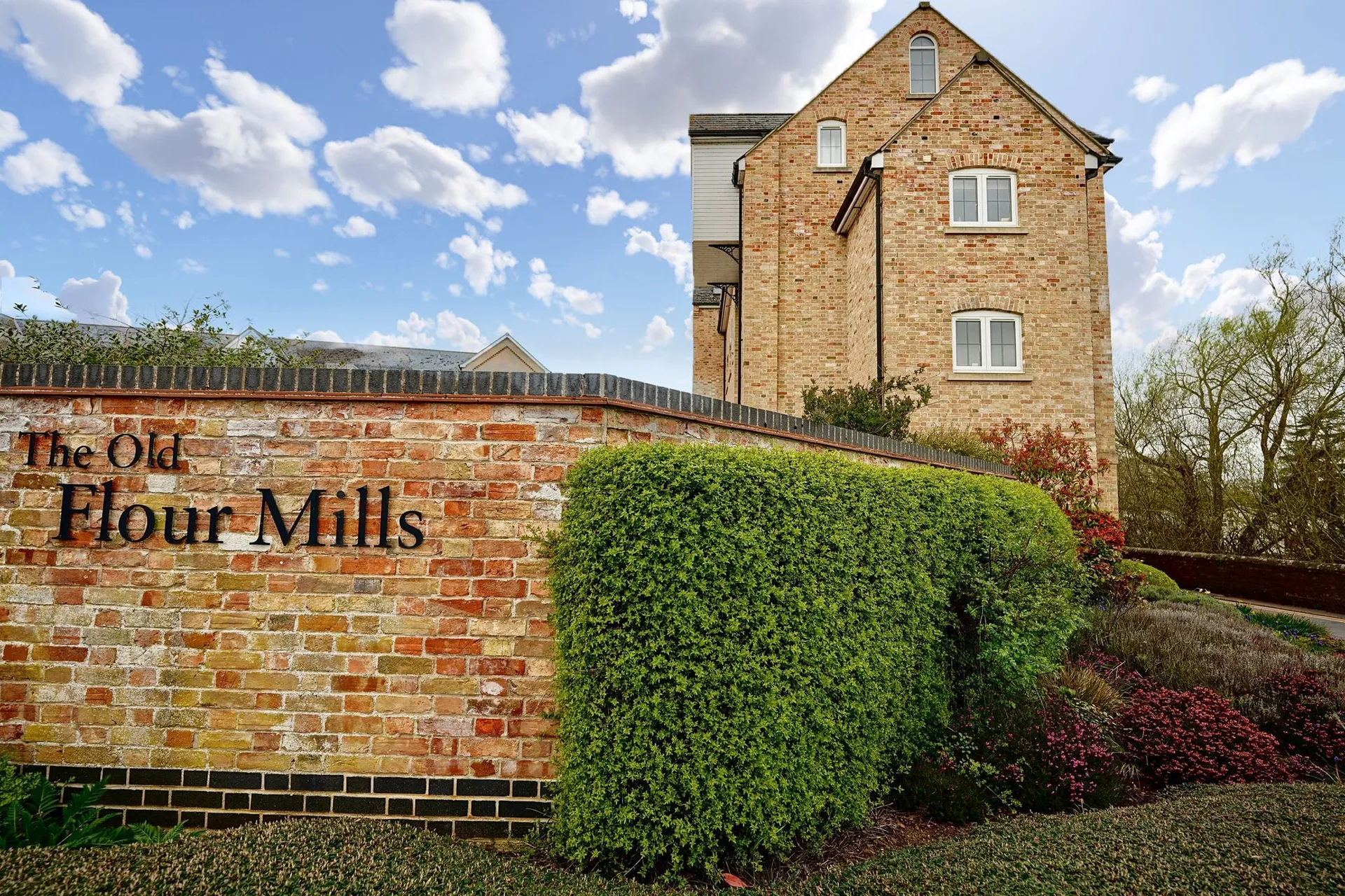 Flat Mill Hill Road in Huntingdonshire