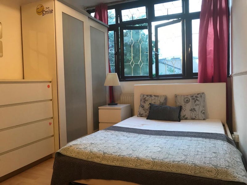Room Spring Walk in Greater London