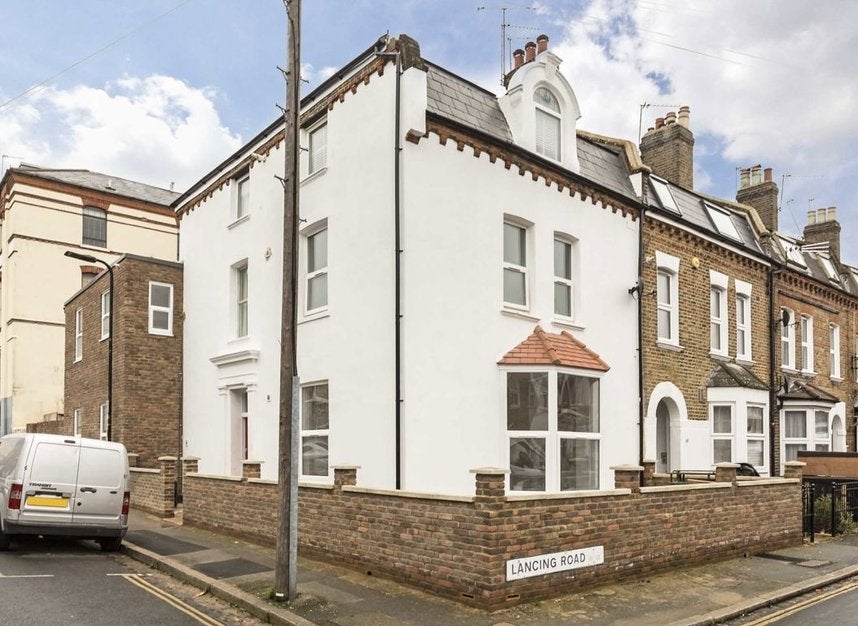 Flat Lancing Road in Greater London