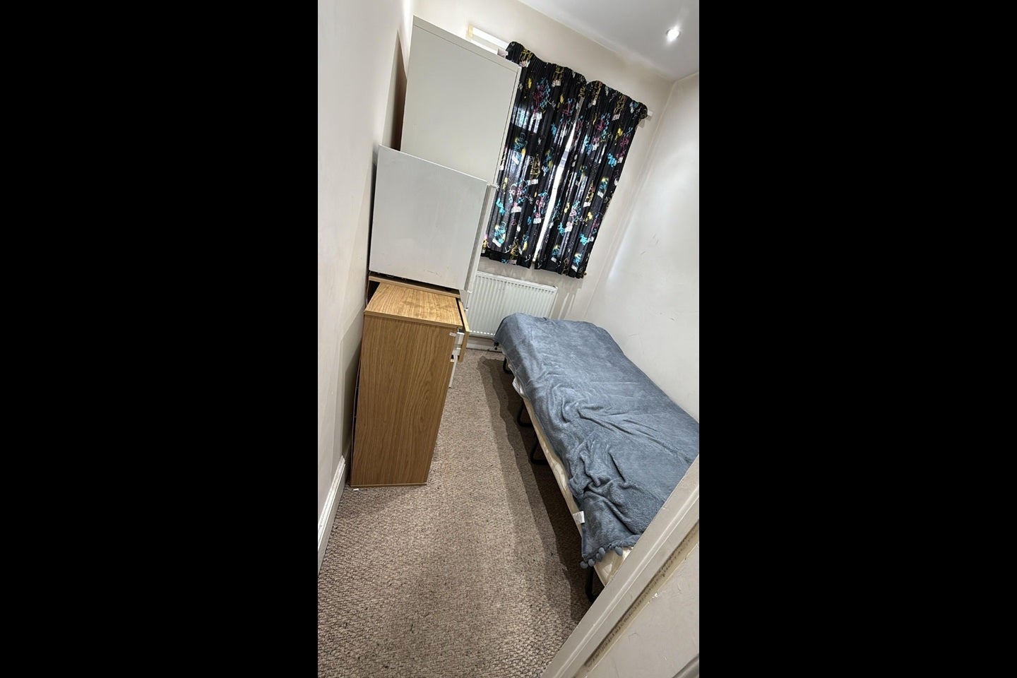 Room Warden Avenue in Greater London