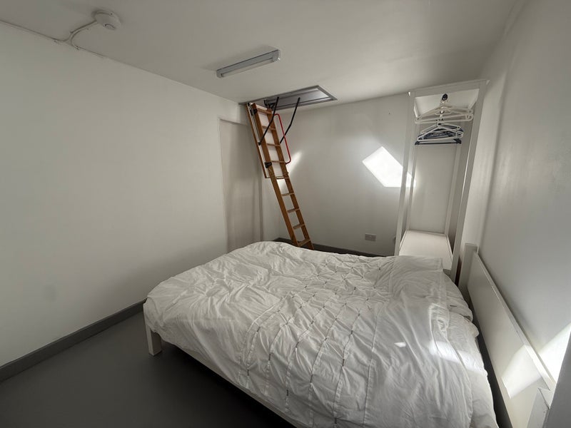 Room Ilderton Road in Greater London