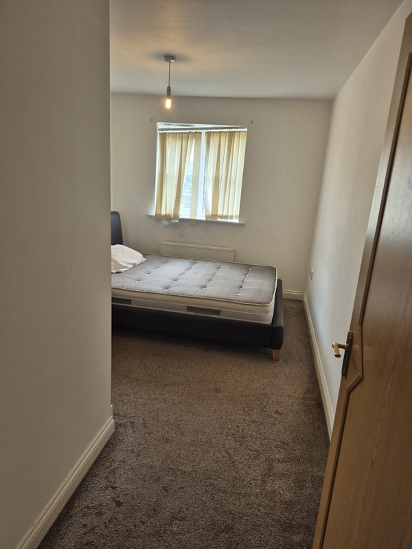 Room Crow Nest Lane in Leeds