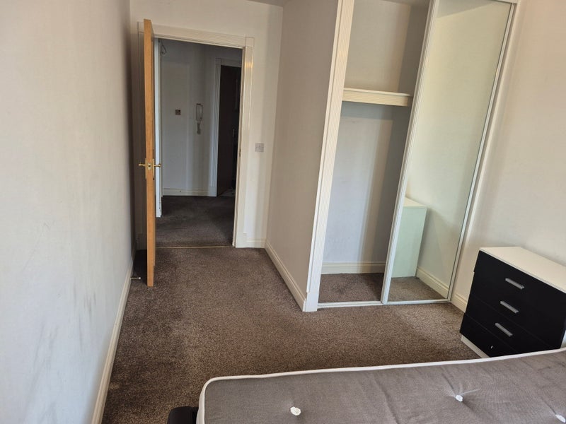 Room Crow Nest Lane in Leeds