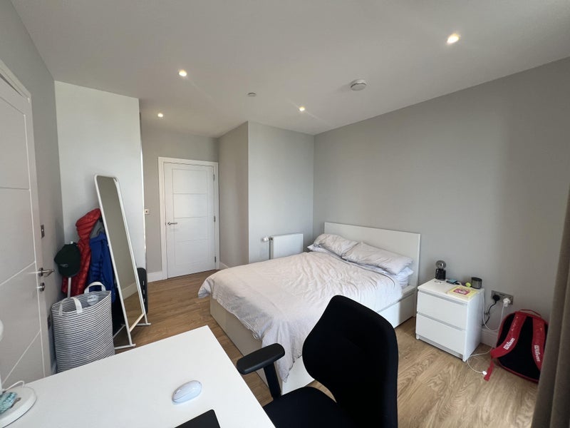 Room Plough Lane in Greater London