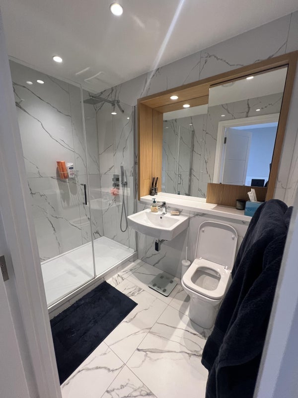 Room Plough Lane in Greater London
