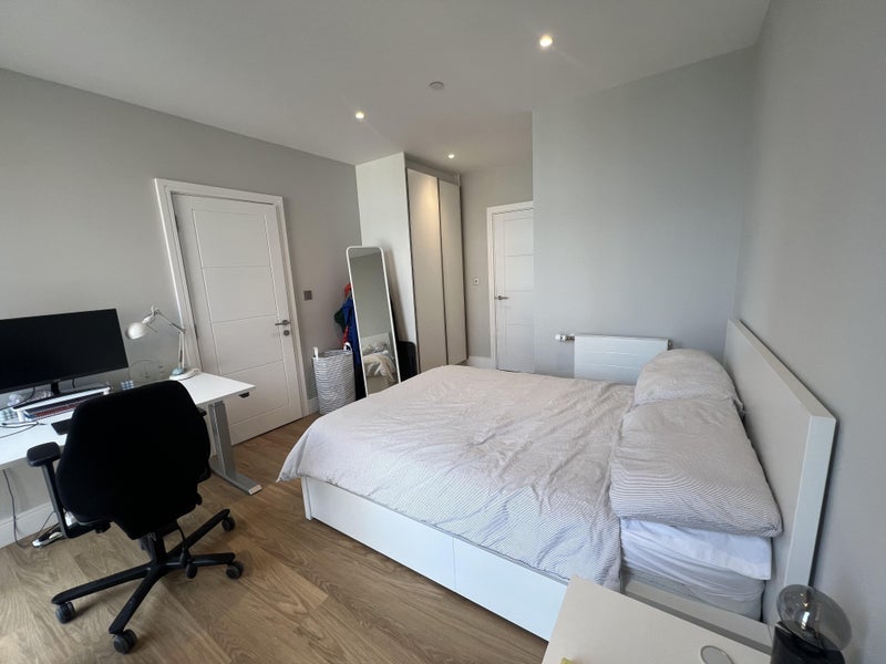 Room Plough Lane in Greater London