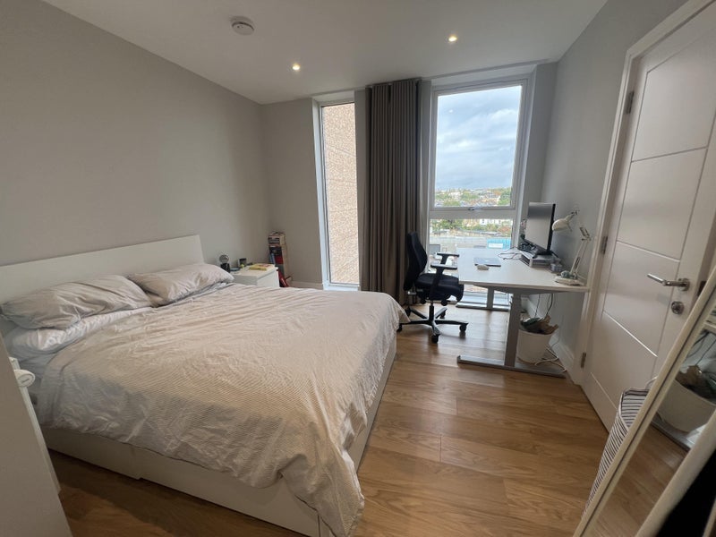 Room Plough Lane in Greater London