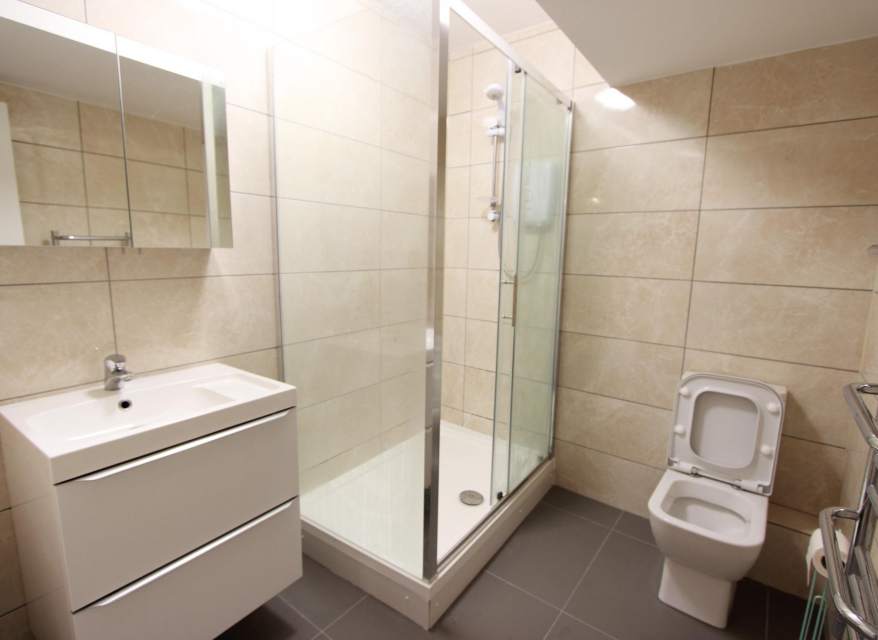 Room High Road in Greater London