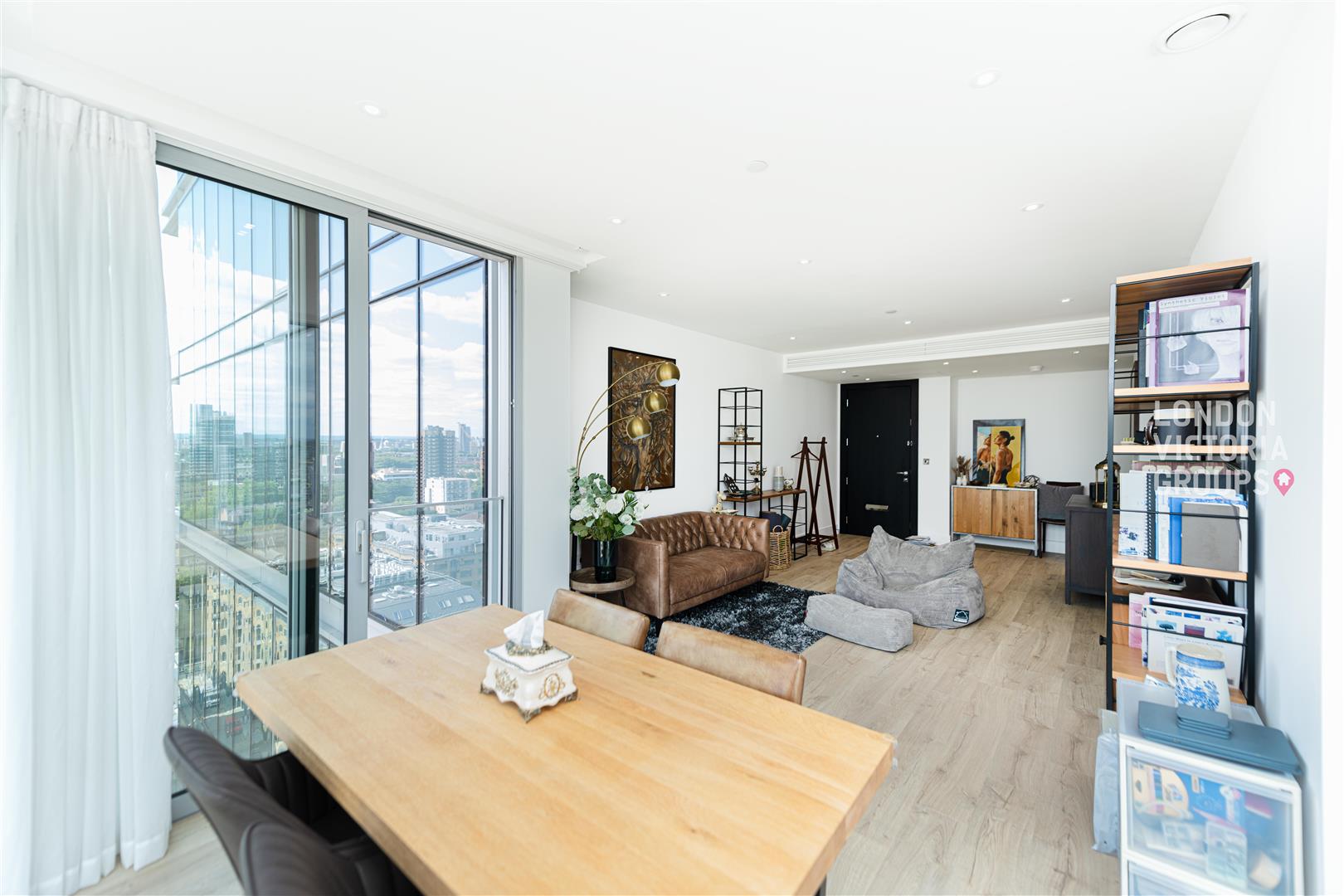 Flat Piazza Walk in Greater London