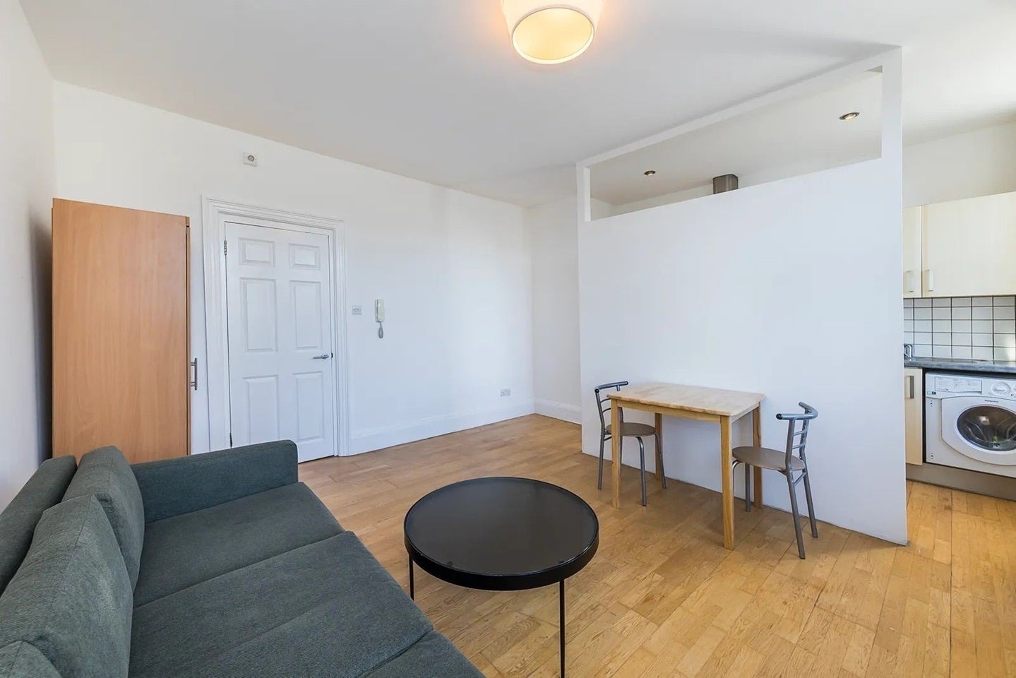 Flat Heath Street in Greater London