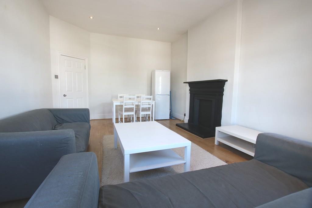 Flat Melrose Avenue in Greater London