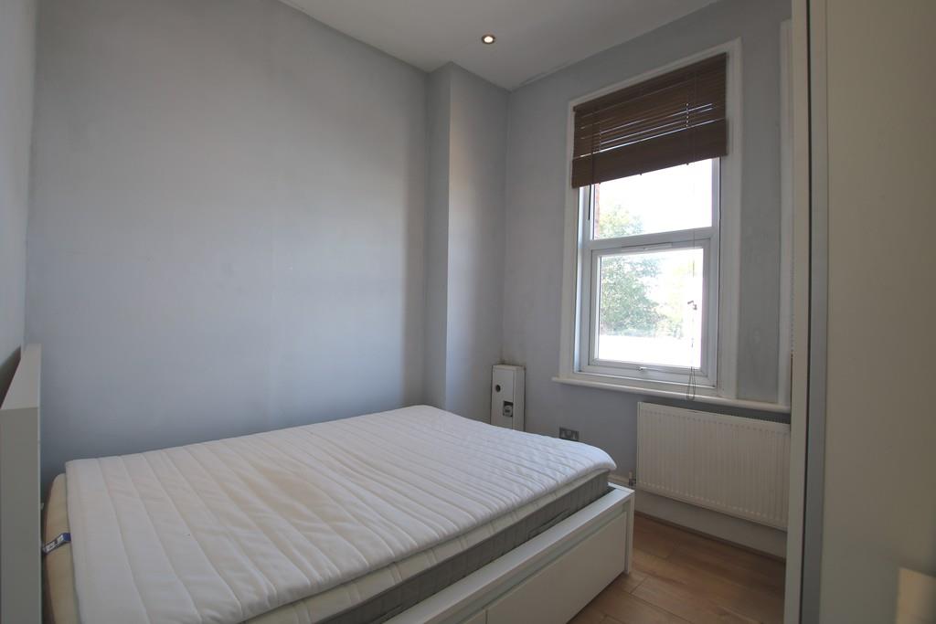 Flat Melrose Avenue in Greater London